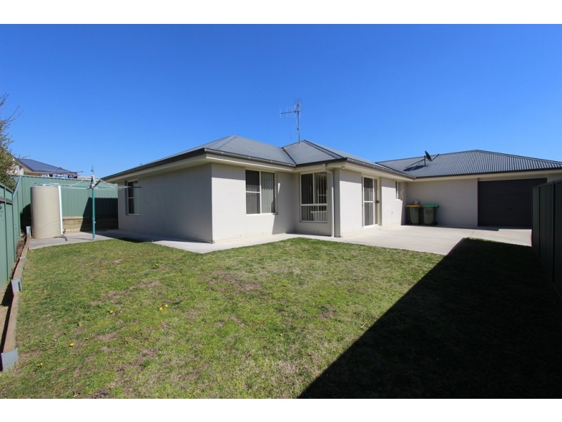 4 Freeman Circuit, Bathurst NSW 2795