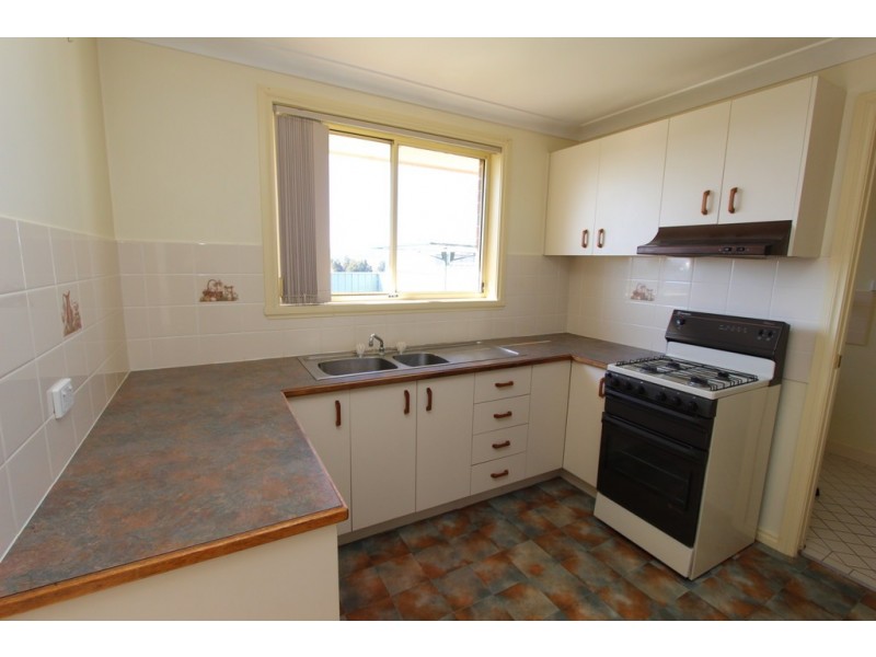 24 Dees Cl, Bathurst NSW 2795