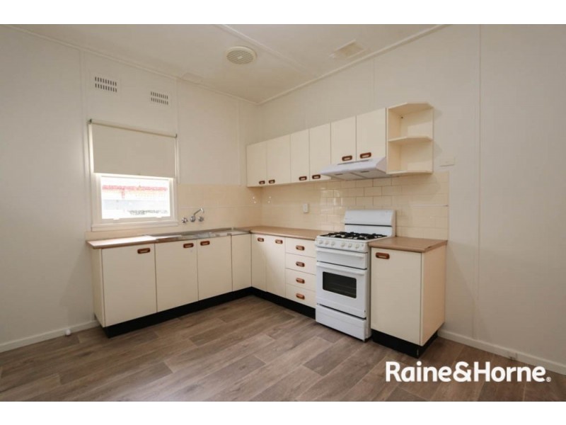 8 McKenzie Place, Bathurst NSW 2795