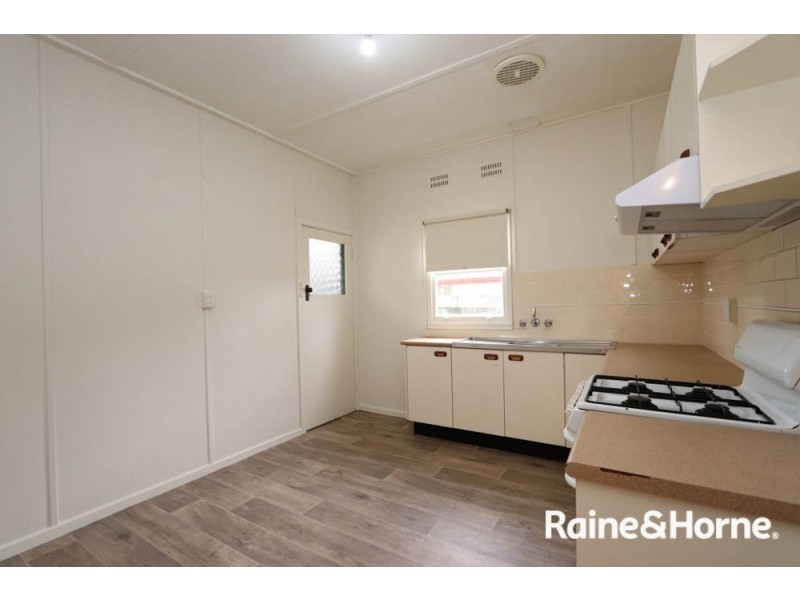 8 McKenzie Place, Bathurst NSW 2795