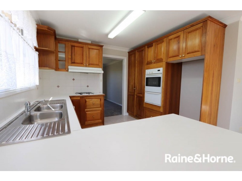19 Kurumben Place, Bathurst NSW 2795