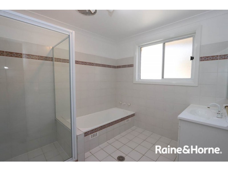 19 Kurumben Place, Bathurst NSW 2795