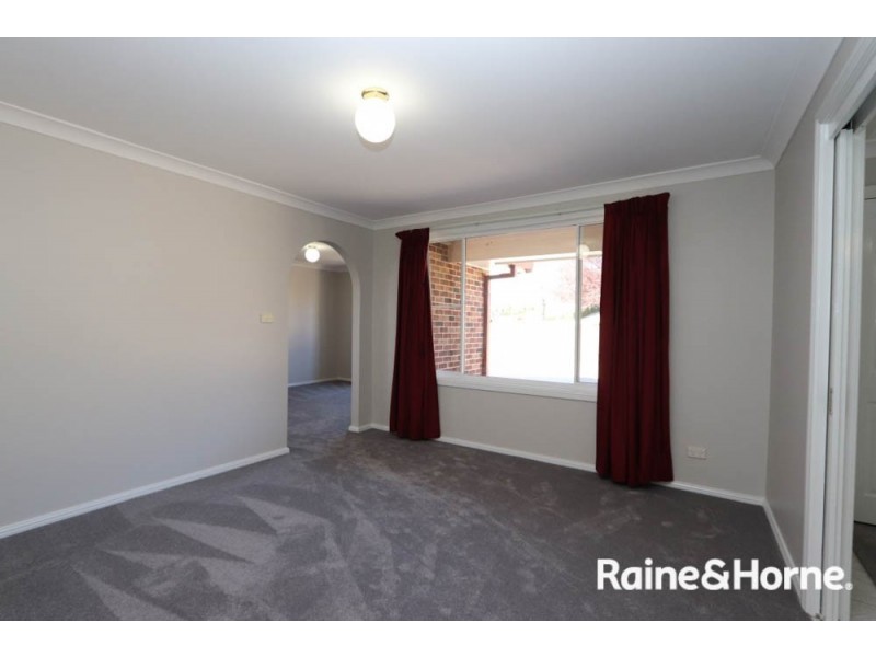 19 Kurumben Place, Bathurst NSW 2795