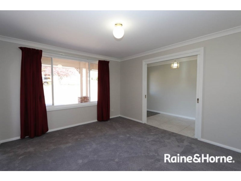 19 Kurumben Place, Bathurst NSW 2795