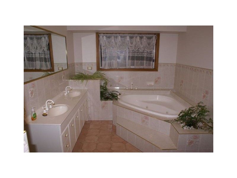 11 Abercrombie Dr, Bathurst NSW 2795