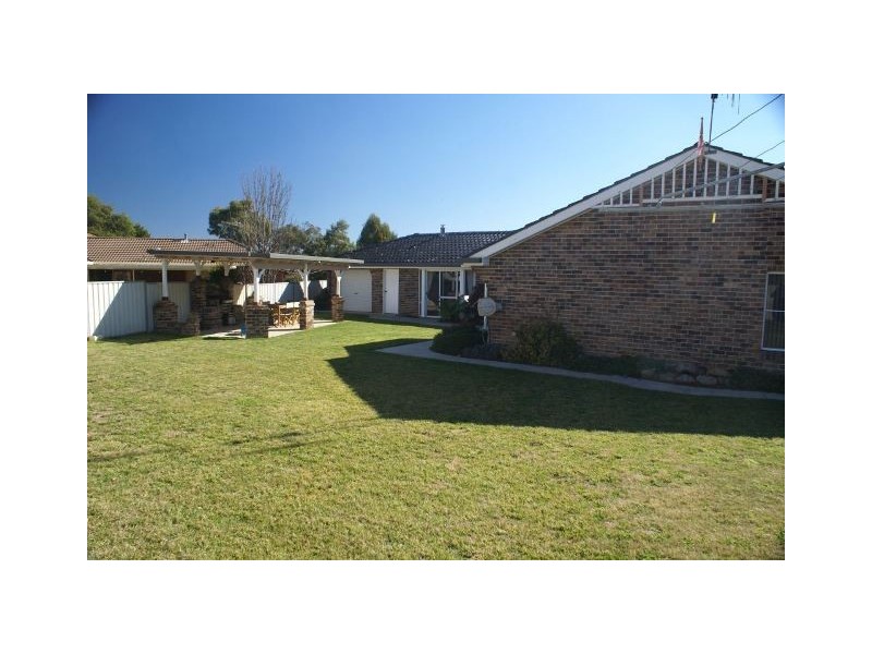 11 Abercrombie Dr, Bathurst NSW 2795