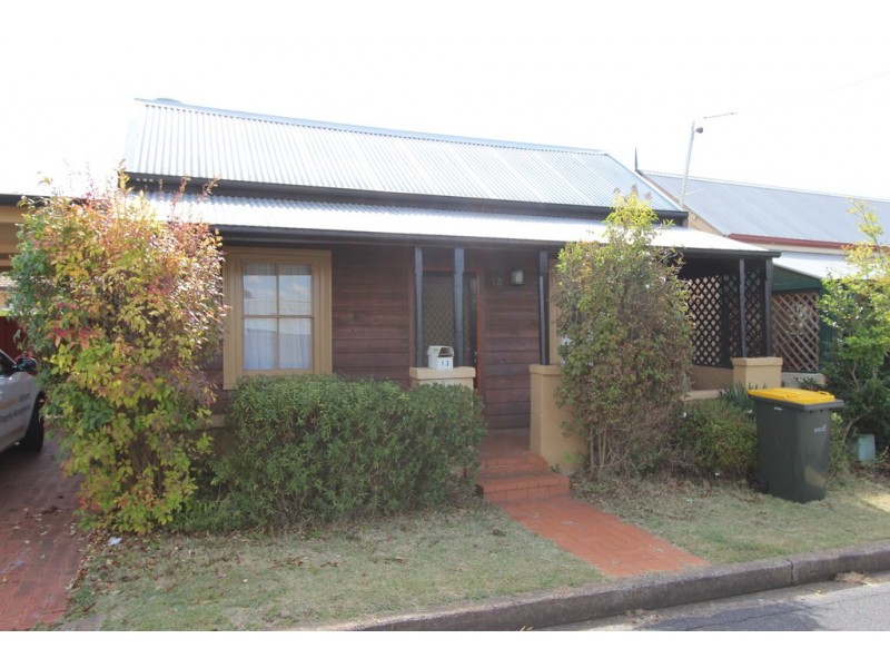 13 Devonshire Ln, Bathurst NSW 2795