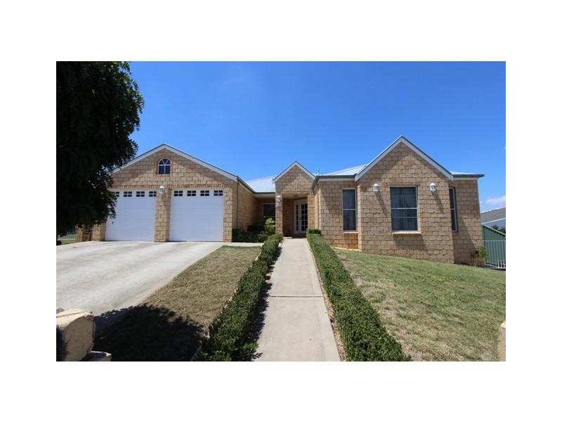 13 James Barnett Dr, Bathurst NSW 2795
