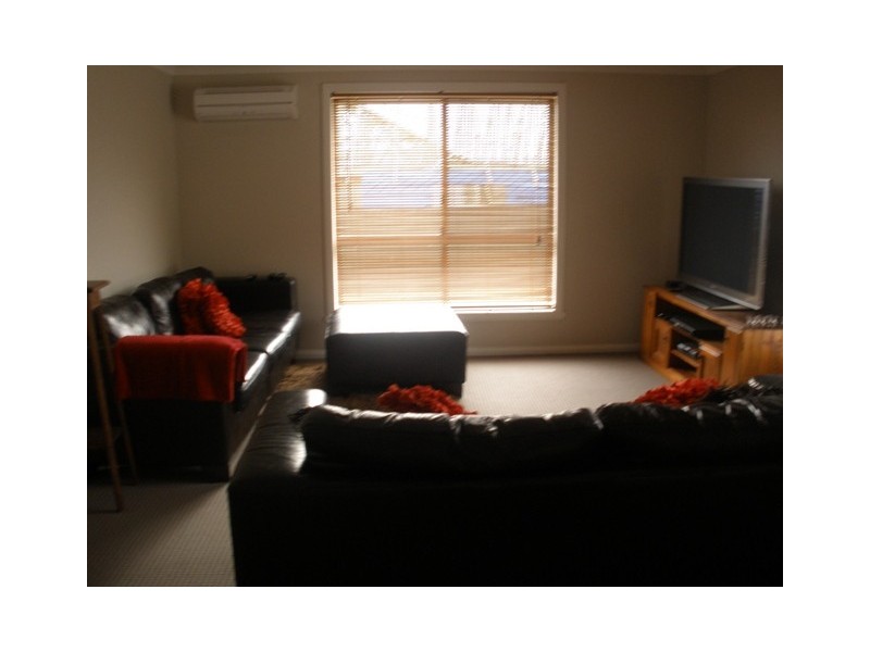 8a Blaxland Drive, Bathurst NSW 2795