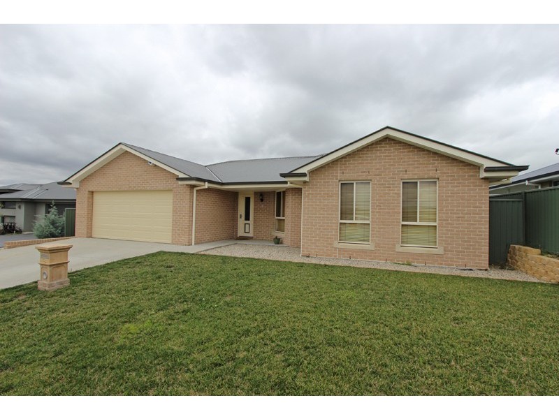 8 Cobb Place, Llanarth NSW 2795