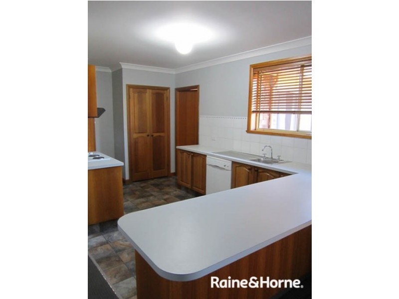 18 Sloman  Crt, Kelso NSW 2795