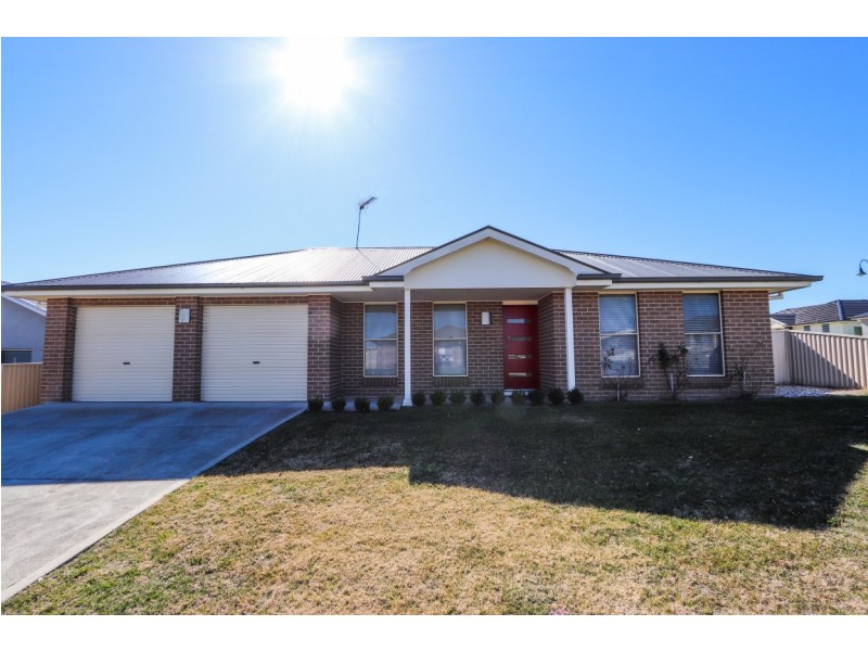 1a Carlyle Ave, Llanarth NSW 2795