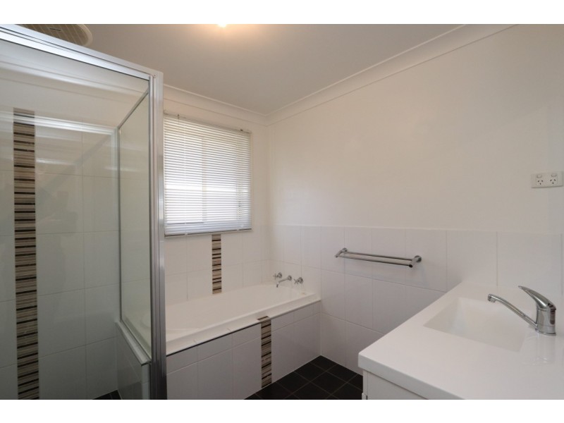 1a Carlyle Ave, Llanarth NSW 2795