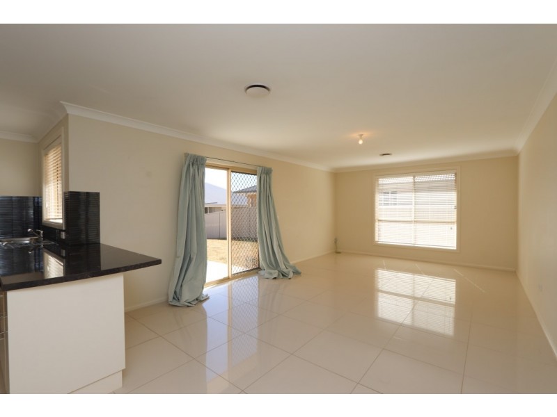 1a Carlyle Ave, Llanarth NSW 2795