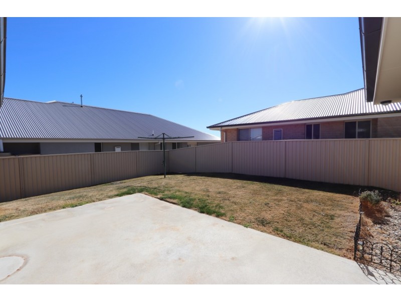 1a Carlyle Ave, Llanarth NSW 2795
