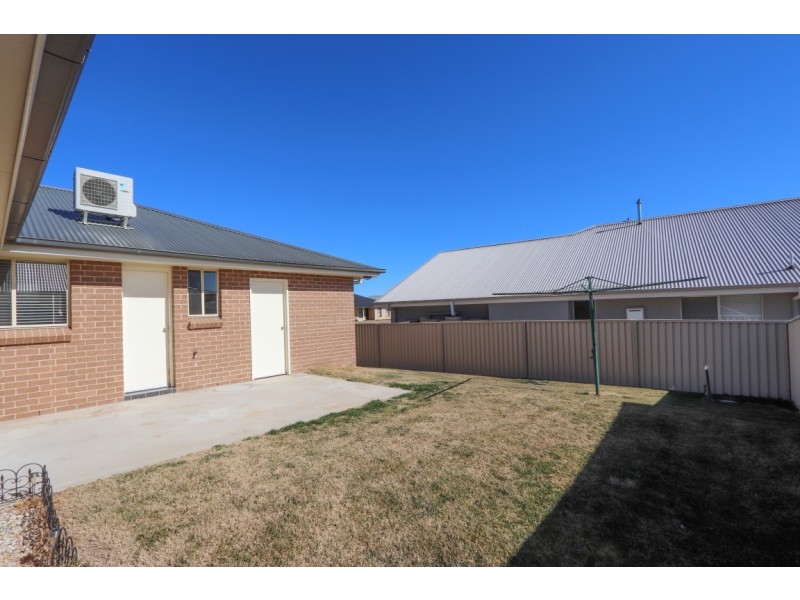 1a Carlyle Ave, Llanarth NSW 2795