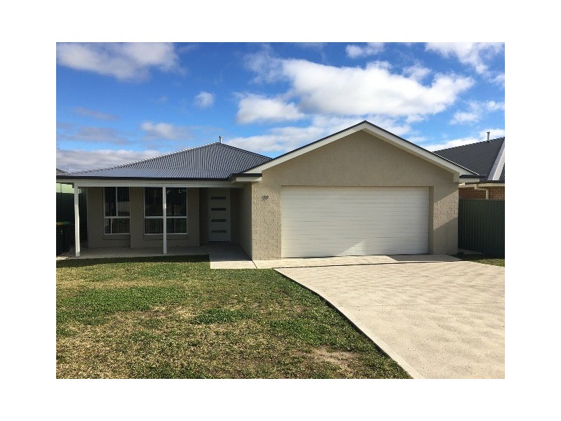 39 Blaxland Dr, Bathurst NSW 2795