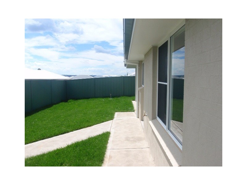 39 Blaxland Dr, Bathurst NSW 2795