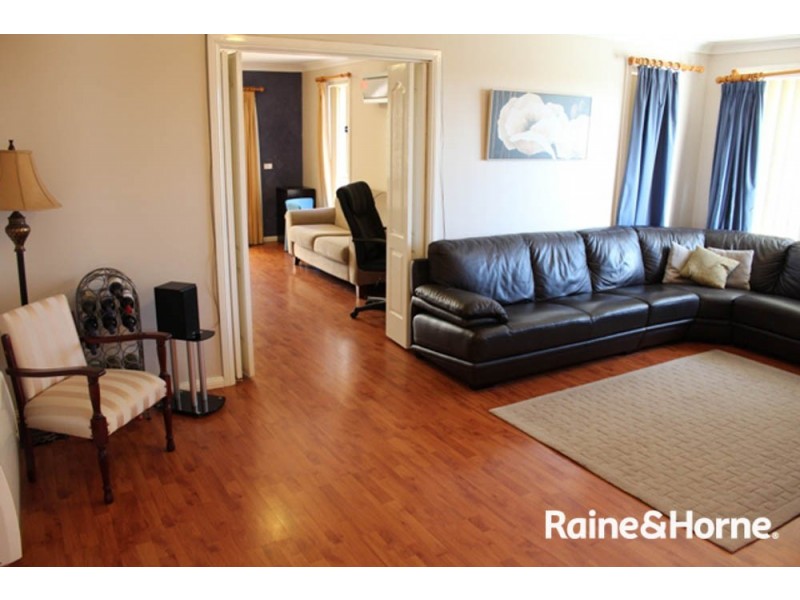 2 Howarth Close, Bathurst NSW 2795