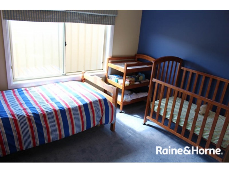 2 Howarth Close, Bathurst NSW 2795