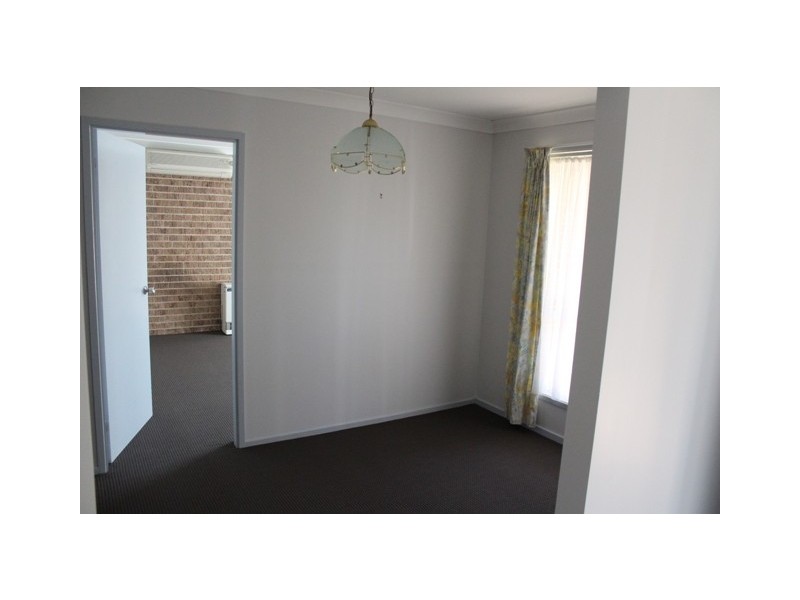 8 Abercrombie Dr, Bathurst NSW 2795