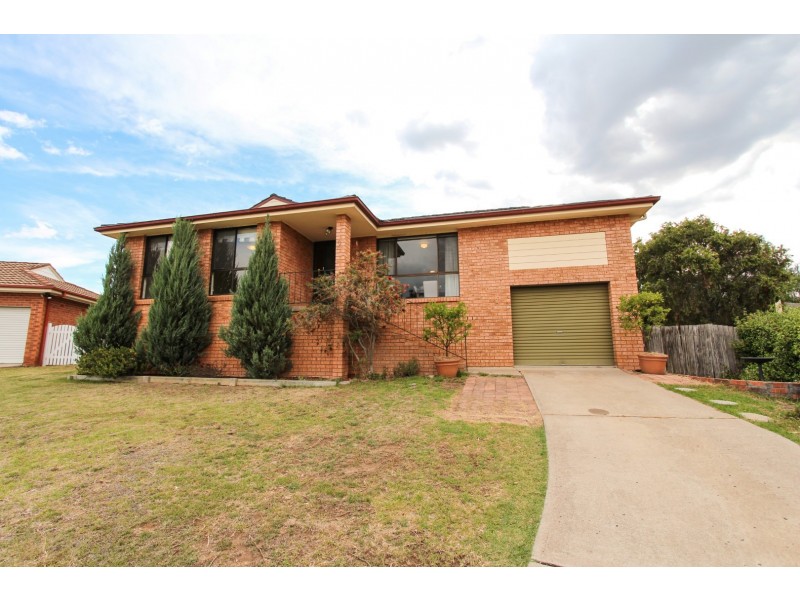 9 Parsons Cl, Bathurst NSW 2795