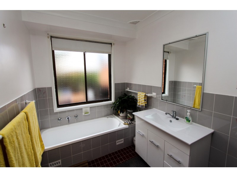 9 Parsons Cl, Bathurst NSW 2795