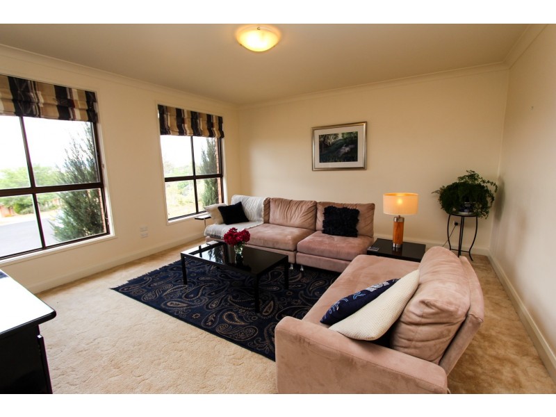 9 Parsons Cl, Bathurst NSW 2795