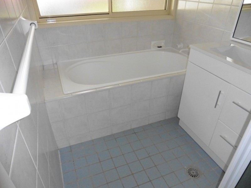 8 Northcott Dr, Bathurst NSW 2795