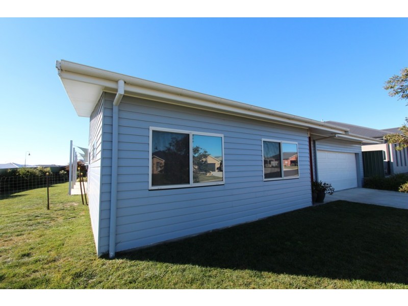 17 McGirr Street, Llanarth NSW 2795