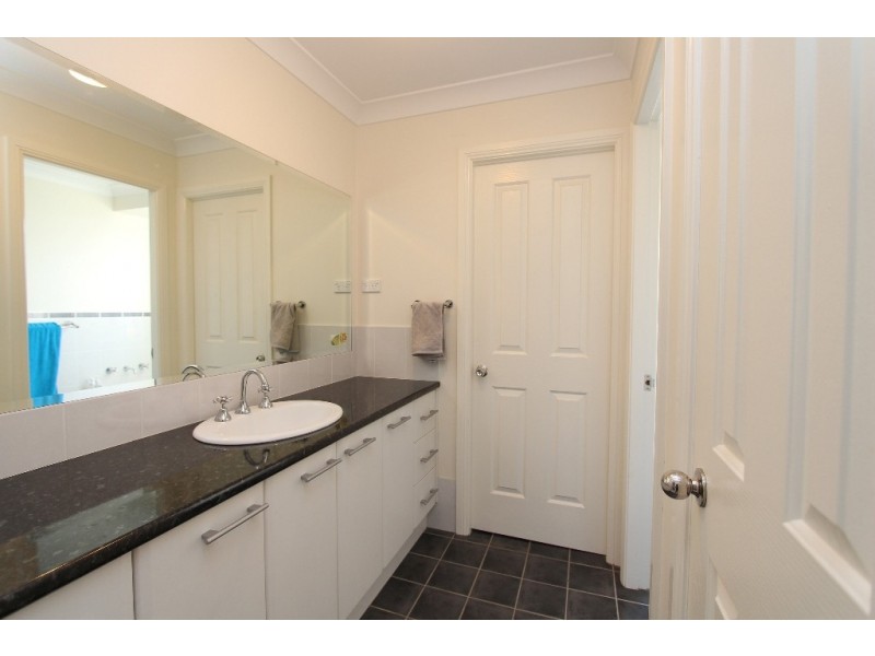 22 Riverside Retreat, Bathurst NSW 2795