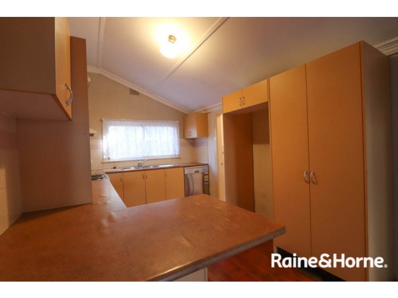 24 Vale Road, Bathurst NSW 2795