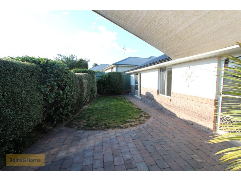 1 Caples Close, Kelso NSW 2795