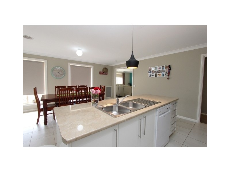 12 Robindale Court, Robin Hill NSW 2795