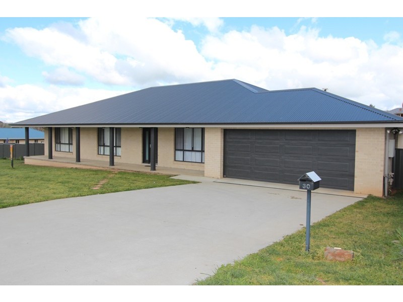 30 Plumb Street, Blayney NSW 2799