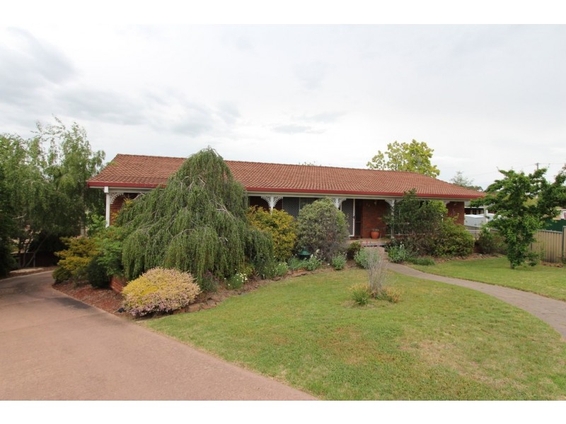 11 Thomas Close, South Bathurst NSW 2795
