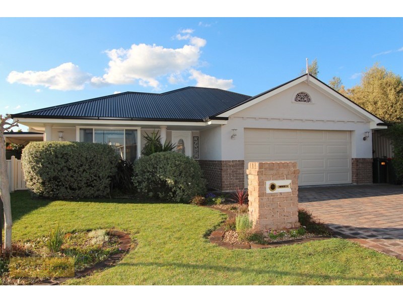 1 Caples Close, Kelso NSW 2795