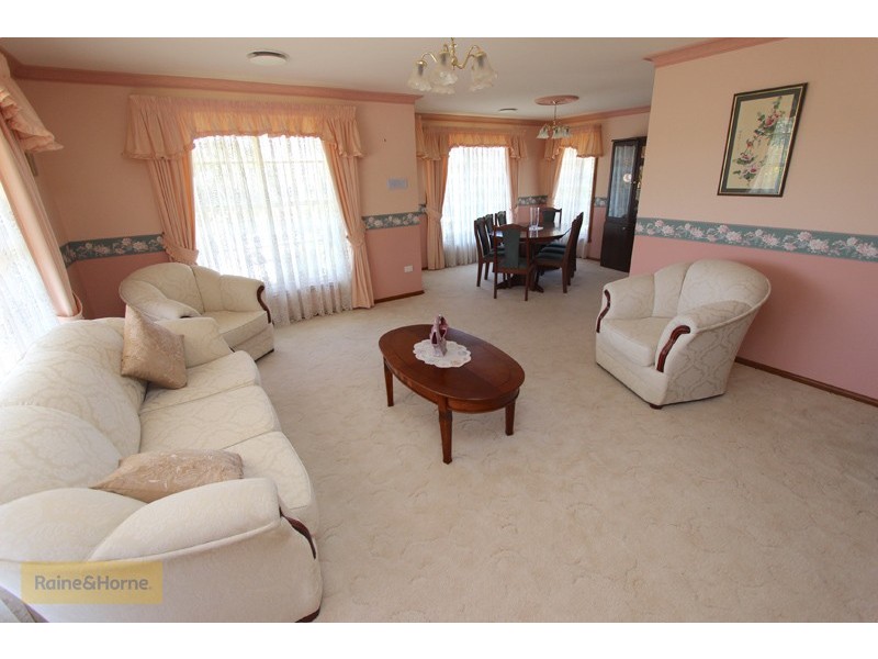 4 Kurumben Place, West Bathurst NSW 2795