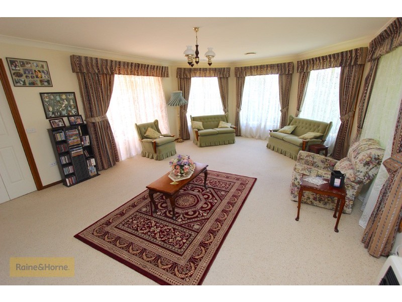 4 Kurumben Place, West Bathurst NSW 2795