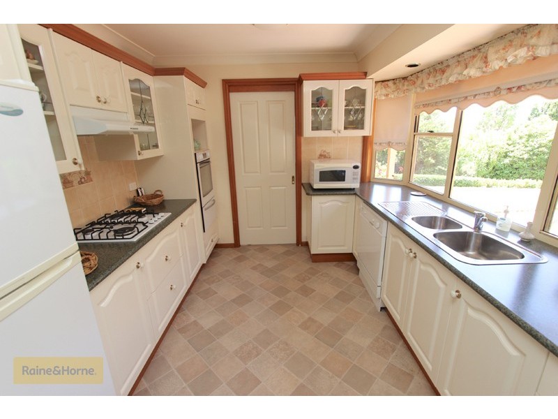 4 Kurumben Place, West Bathurst NSW 2795