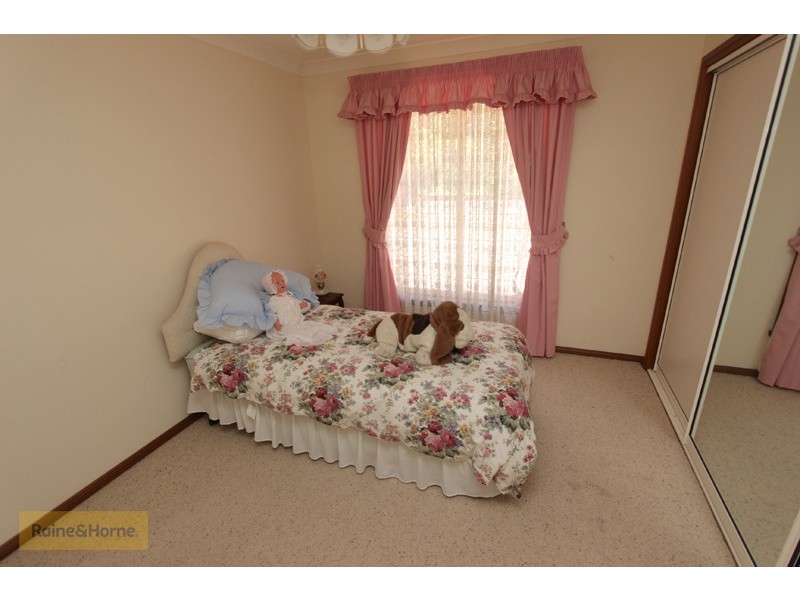 4 Kurumben Place, West Bathurst NSW 2795
