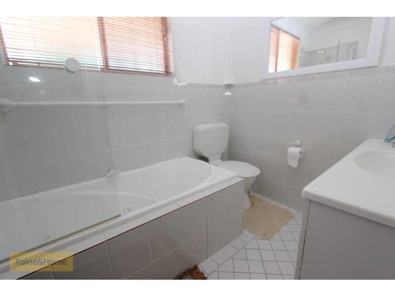 279 Rocket Street, Bathurst NSW 2795