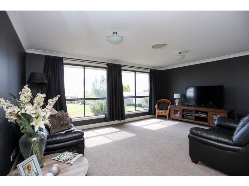 63 Blue Ridge Drive, White Rock NSW 2795