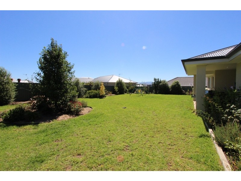 11 McGirr Street, Llanarth NSW 2795