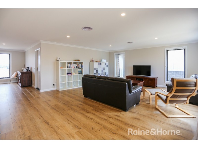 6 McGillan Drive, Kelso NSW 2795