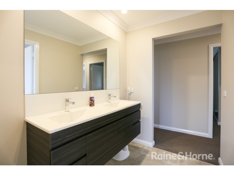 6 McGillan Drive, Kelso NSW 2795