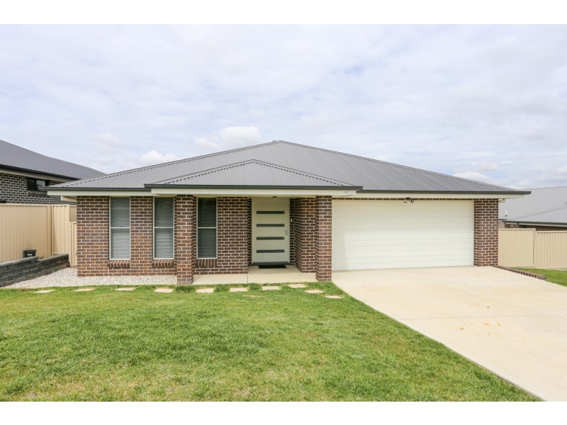 77 Graham Drive, Kelso NSW 2795