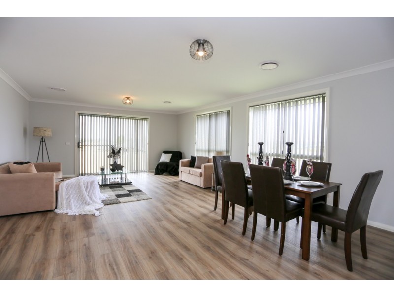 77 Graham Drive, Kelso NSW 2795