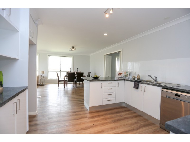 77 Graham Drive, Kelso NSW 2795