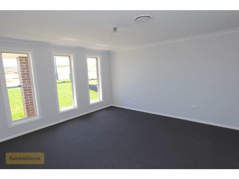 77 Graham Drive, Kelso NSW 2795